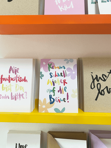 Postkarte "Komm schnell wieder auf die Beine" - Typografie-Karte zur guten Besserung für Freund:innen & Familie